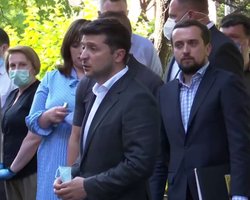 Взрыв на Позняках: Зеленский вручил пострадавшим ключи от первых 12 квартир