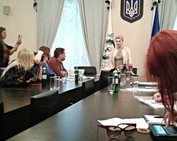 Митингующие под стенами МОЗ показали, какие "фокусы" происходят с лекарствами в онкоцентрах