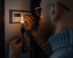 Графіки відключення електроенергії на 3 грудня: де найдовше завтра не буде світла і кому пощастить