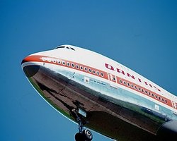 При попадании самолета A380 в зону турбулентности пострадали семь человек 