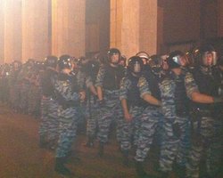 К Украинскому дому стягиваются бойцы Беркута