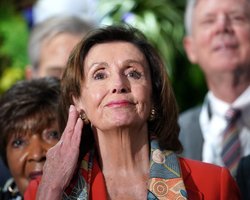 Стиль и модные привычки Нэнси Пелоси: что носит "железная леди" Америки