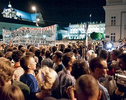 Ночью в Варшаве требовали убрать крест в память о Качиньском