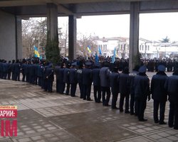 К крымскому парламенту стягиваются тысячи митингующих