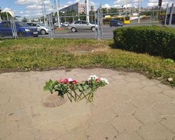 В Минске люди несут цветы к месту гибели протестующего