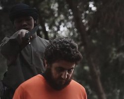 Боевики ИГИЛ опубликовали видео казни заложника малолетним джихадистом