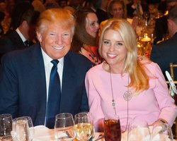 Публікувала "файли Епштейна": Дональд Трамп звільнив генпрокурорку США Пем Бонді