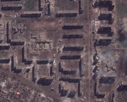 Выжженная земля и руины: в Сети появились новые спутниковые снимки Бахмута (фото)