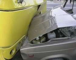 Под Киевом в маршрутку врезался ВАЗ: есть пострадавшие