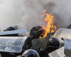 На Институтской возле баррикады лежит мертвый человек