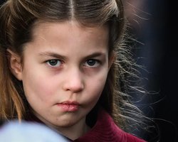 Принцесса Шарлотта не сделала реверанс перед королевой Камиллой (видео)