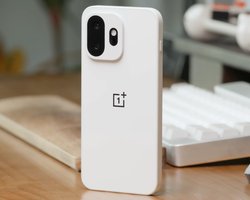 Компактність, флагманська міць і батарея 7500 мАг: огляд OnePlus 15T (відео)
