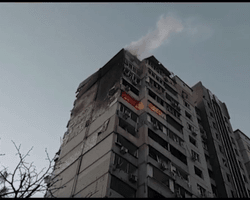 В Киеве загорелась многоэтажка после падения обломков российской ракеты (фото, видео)