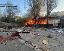 ВС РФ атаковали Запорожье: разрушены остановка, автостоянка, здания, есть погибшие (фото, видео)