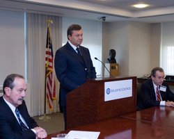 Янукович: украинский и русский не очень отличаются