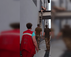 Убегал от ВЛК через окно в туалете: мужчина сломал ногу в ТЦК в Ужгороде, — СМИ (видео)