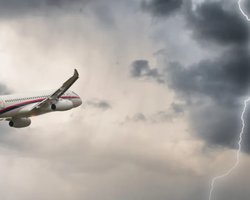 Как пилоты самолетов избегают грозу: что происходит, когда в самолет бьет молния (видео)