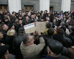 Чернобыльцы требуют урезать льготы депутатам и чиновникам