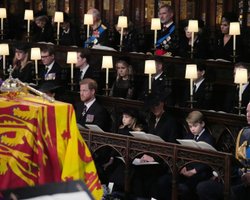 Принцеса Шарлотта та принц Гаррі посміхнулися одне одному під час похорону королеви (відео)