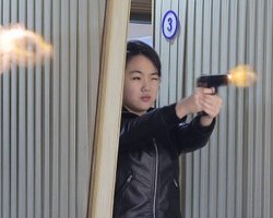Образ сильной женщины: дочь Ким Чен Ына постреляла из нового пистолета