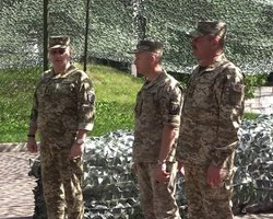 Хомчак представил личному составу нового командующего ООС