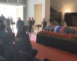 Пригожин приніс кувалду. Як пройшли похорони Владлена Татарського в Москві (відео)