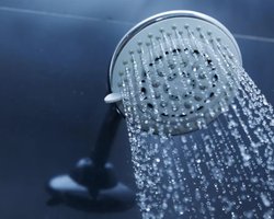 Что лучше для человека, горячий или холодный душ: мнение ученых