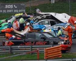 Зелене пекло: досвідчений гонщик загинув у масштабній аварії на перегонах у Німеччині (відео)