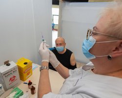 AstraZeneca, Pfizer и другие. Какими вакцинами от COVID-19 прививают украинцев