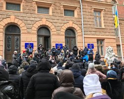 В Черновцах протестуют предприниматели против карантинных ограничений (фото. видео)