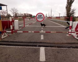 Граница на замке: полицейские Херсонщины несут службу в противогазах