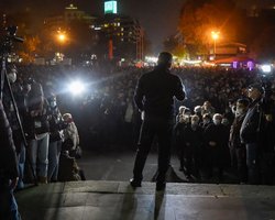 Пашинян заявил, что не собирается в отставку. Колонна протестующих в Ереване двинулась на Генпрокуратуру и МИД