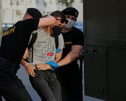 В Беларуси в четвертый день протестов силовики задержали около 700 человек