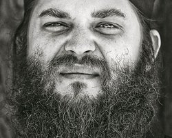 Как священник УПЦ учил людей на Майдане смирению  