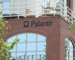 Конспіролог Дотком звинуватив Palantir у розробці ядерної зброї для України