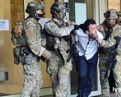 В бизнес-центре Киева неизвестный с бомбой захватил отделение банка (обновляется)