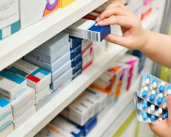 Без обсуждений и надлежащих процедур: эксперт указал на риски инициативы по продаже лекарств на АЗС