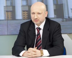 Турчинов поздравил Порошенко с победой на выборах 