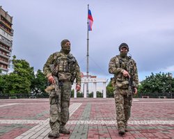 Отжимают бизнес, вывозят черешню и зерно. Как выглядит жизнь оккупированного Мелитополя