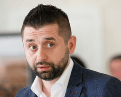 "Странный месседж". Арахамию удивил пост Венедиктовой о делах по "влиятельному человеку"