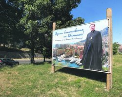 В VIP-районе Киева появились бигборды с предложением благословения     