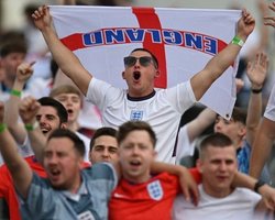 Били і кидалися камінням: англійські фанати напали на італійців перед фіналом Євро-2020 (відео)