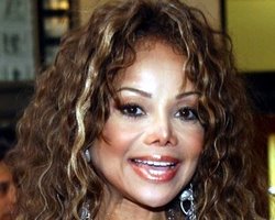 Сестра Майкла Джексона утверждает, что брата убили