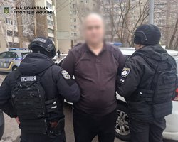 Сбрил усы и был в СОЧ: полиция задержала мужчину, который смеялся над Народным мемориалом на Майдане