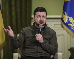 Хакеры РФ пустили в эфире ТВ фейковое обращение Зеленского с призывом к ВСУ "сложить оружие"