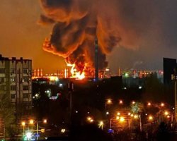 "Вспышка с права": в Крыму атакована местная нефтебаза, взрывается в Севастополе, — соцсети (видео)