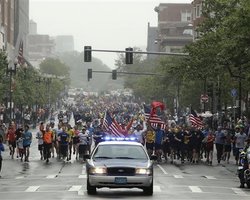 Последняя миля. Участники прерванного взрывами Бостонского марафона завершили дистанцию