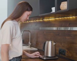 Какие приборы лучше не включать сразу после возвращения света: советы Минэнерго