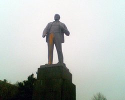 Памятники Ленину становятся оранжевыми и сине-желтыми