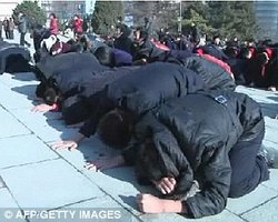 Жители Северной Кореи плачут в шеренгах, скорбя о смерти Ким Чен Ира 